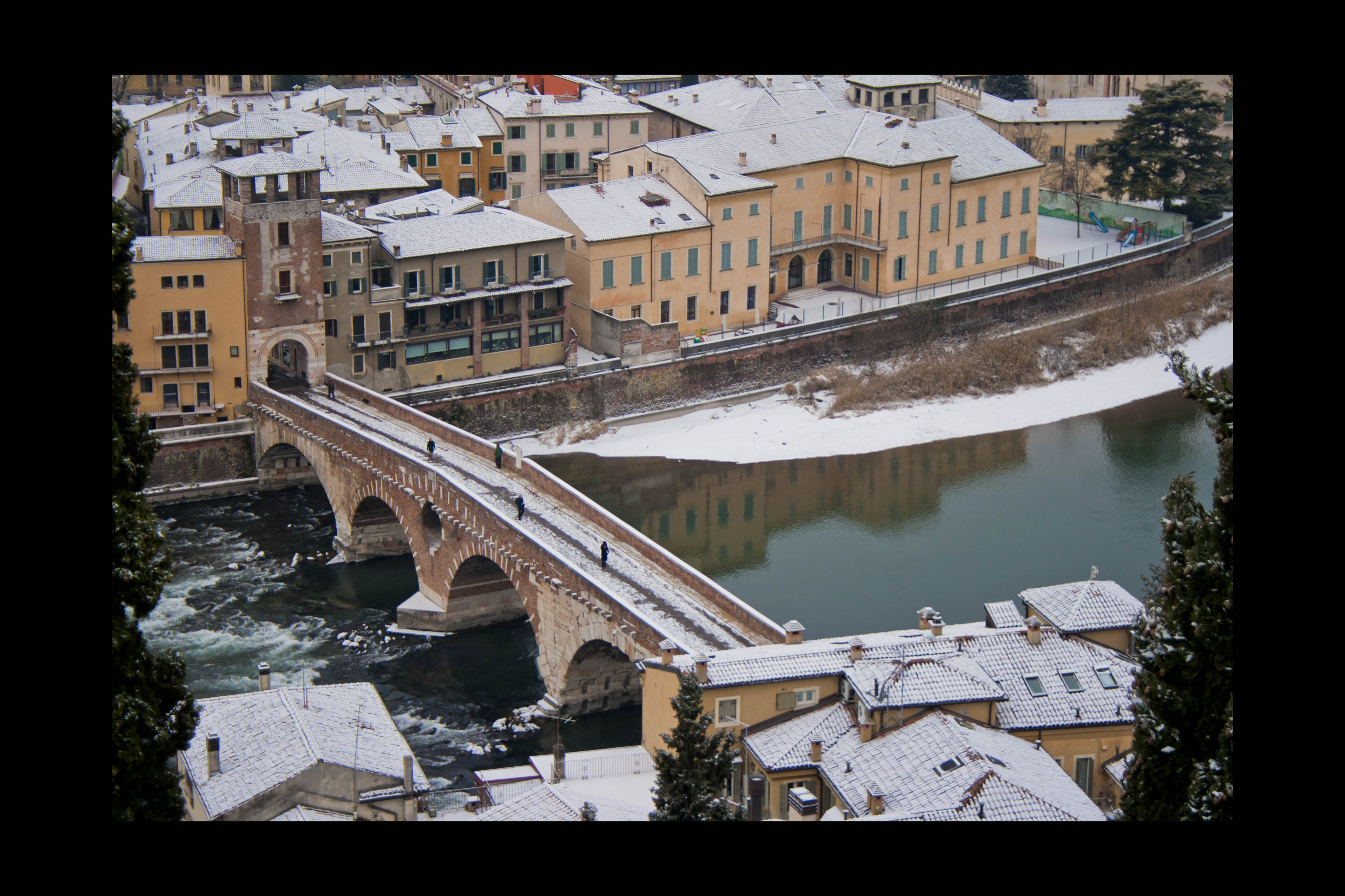 Verona Neve Ponte Pietra Persone 