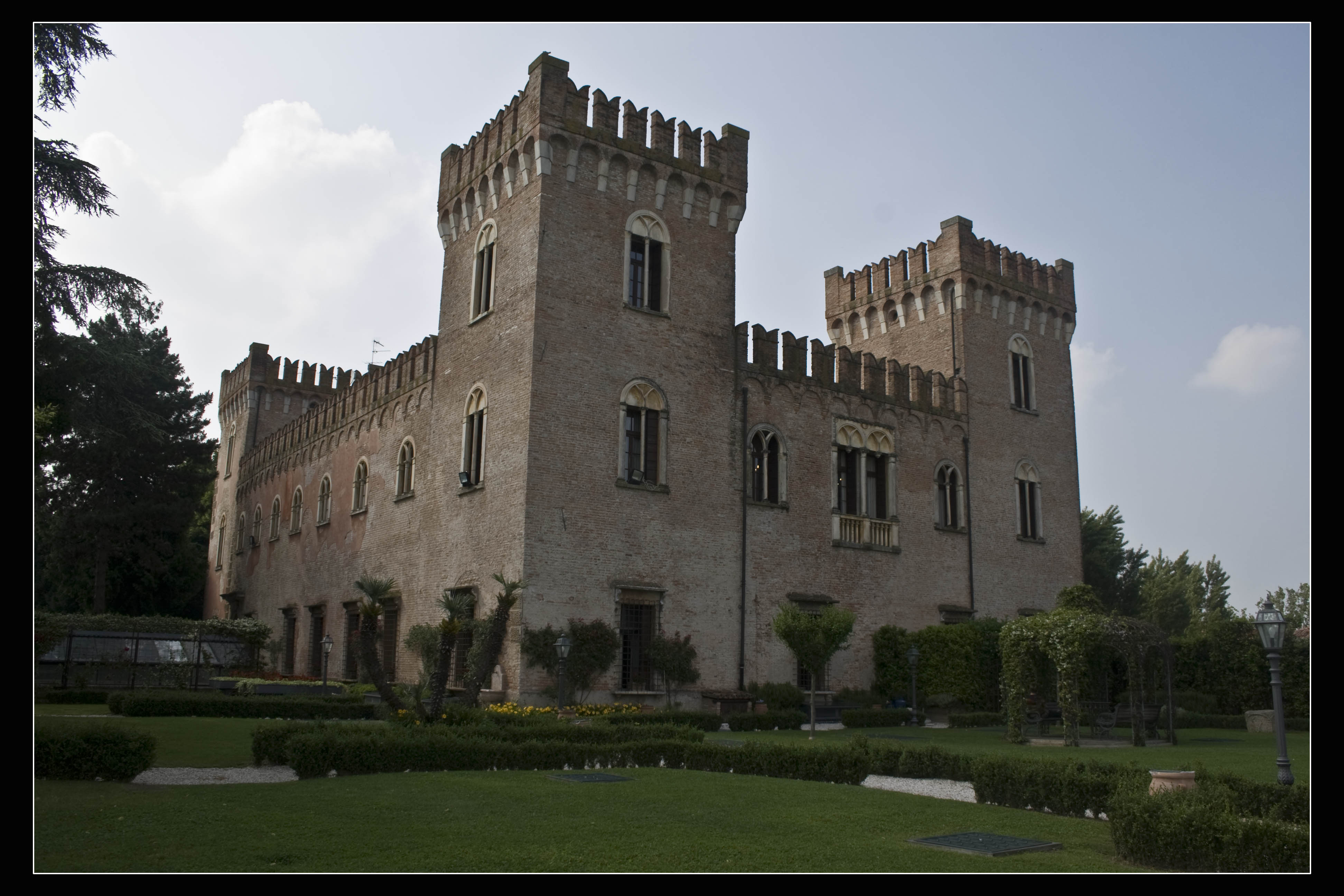 Bevilacqua (Vr) Castello Bevilacqua Il castello di Bevilacqua in provincia di Verona