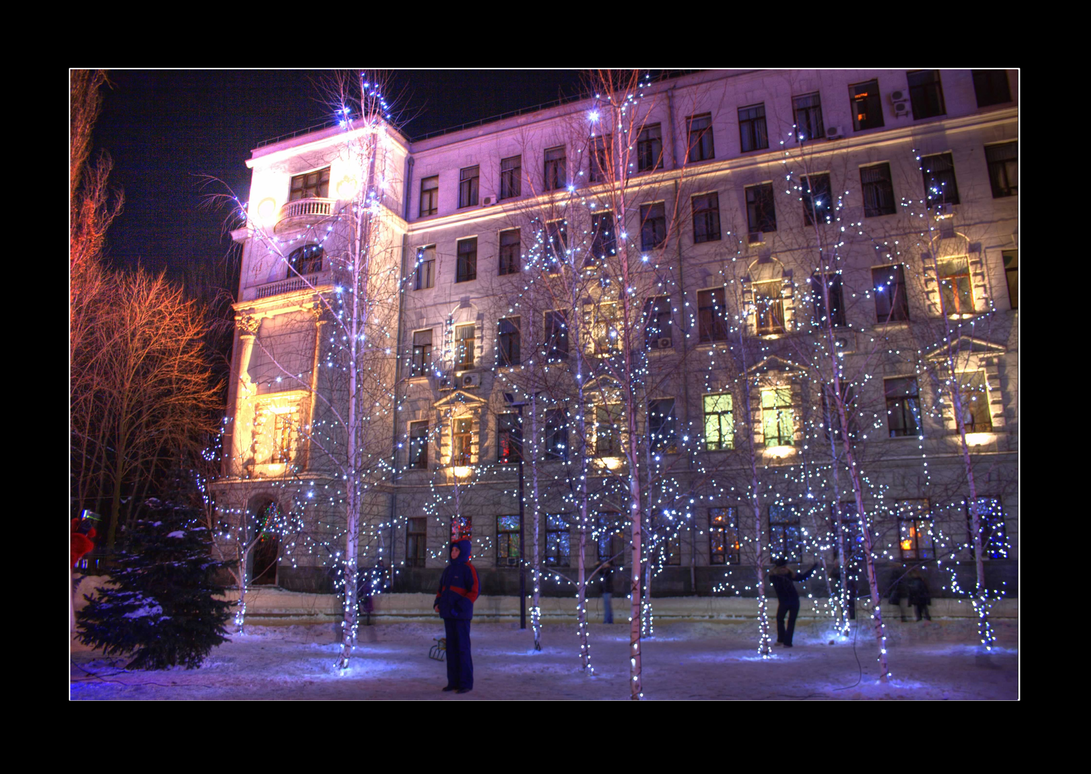 Dnipropetrovsk Ucraina HDR Luci Neve Palazzo in inverno con luci