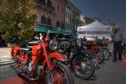 Verona HDR Motociclette Moto d'epoca in Piazza Brà