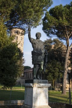 Ravenna Statua Basilica di Sant'Apollinare in Classe