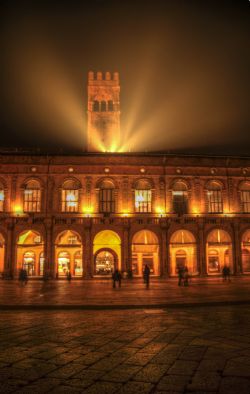 Bologna Palazzo notte luce 