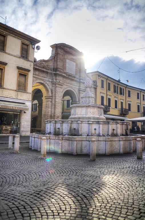 Rimini Piazza Statua Fontana HDR 