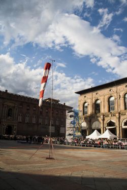 Bologna Cielo Piazza  Piazza Maggiore in attesa dei Paracadutisti