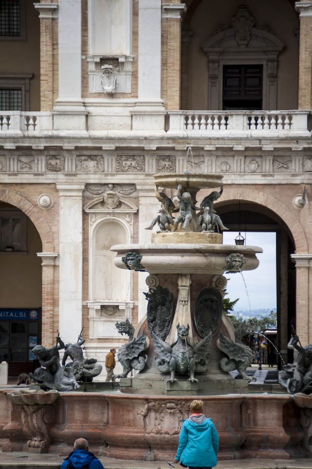Loreto Fontana Monumenti 